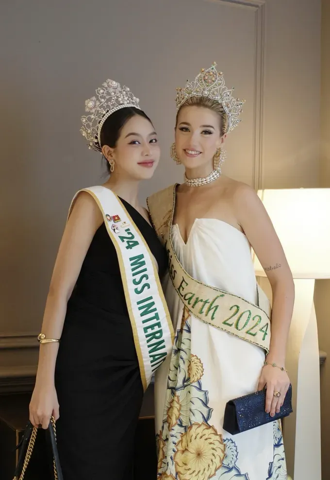 Miss International Thanh Thuy and Miss Earth Jessica Lane anh-chup-man-hinh-2025-07-07-luc-222542-131-3857.png