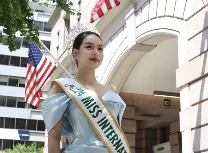Miss International 2024 Huynh Thi Thanh Thuy travels to the United States as part of the Miss International organization's program. anh-chup-man-hinh-2025-07-07-luc-222556-7060-2488.png