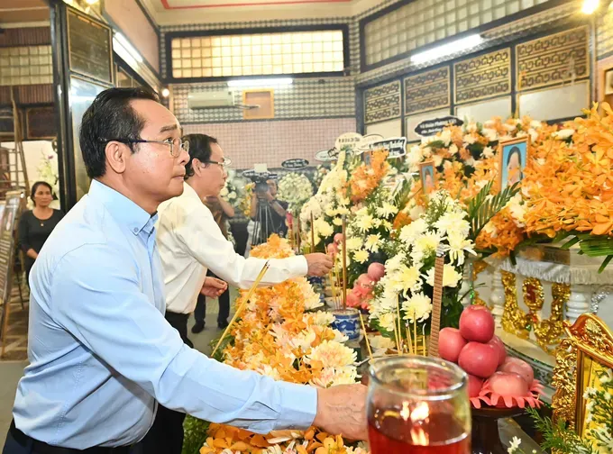 Chairman of the Ho Chi Minh City People’s Committee Nguyen Van Duoc offers incense and pays tribute to the victims of the fire. (Photo: SGGP/ Viet Dung) img-7813-395-7821.jpeg