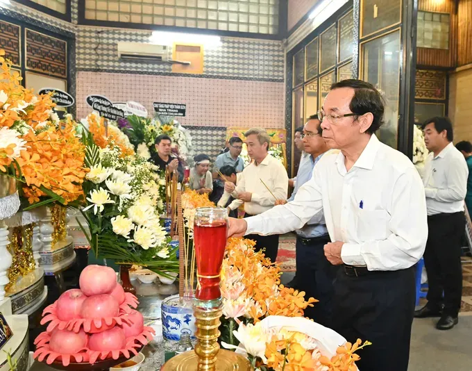 Secretary of the Ho Chi Minh City Party Committee Nguyen Van Nen offers incense and pays tribute to the victims of the fire. (Photo: SGGP/ Viet Dung) img-7814-3907-1734.jpeg