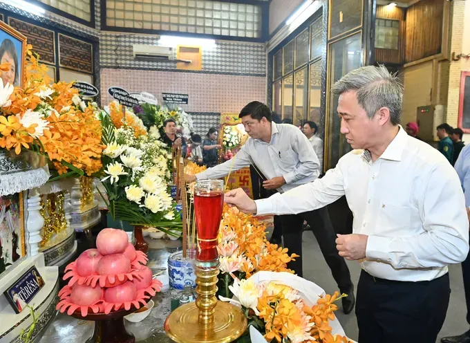 Deputy Secretary of the Ho Chi Minh City Party Committee Dang Minh Thong offers incense and pays tribute to the victims of the fire. (Photo: SGGP/ Viet Dung) img-7818-8760-5327.jpeg