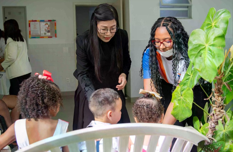 Prime Minister Pham Minh Chinh’s spouse Madam Le Thi Bich Tran, visits the Dona Meca Social Welfare Centre in Rio de Janeiro. (Photo: baoquocte.vn) phu-nhan-thu-tuong-tham-trung-tam-phuc-loi-xa-hoi-dona-meca-brazil-20250708014741.jpg