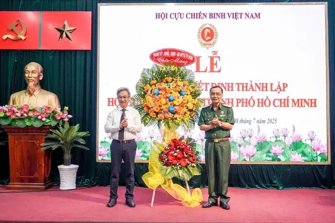 Deputy Secretary of the Ho Chi Minh City Party Committee Dang Minh Thong (L) presents flowers to congratulate the Ho Chi Minh City Veterans' Association. thanh-uy-tang-hoa-chuc-mung-sao-chep-4090-7486.jpg