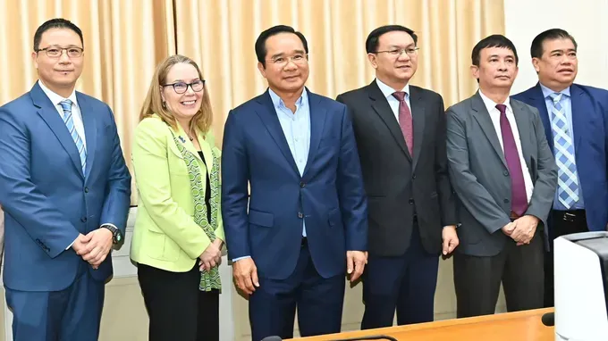 Chairman of the Ho Chi Minh City People’s Committee Nguyen Van Duoc (3rd, L) has a working session with Ms. Sarah Kemp (second from left), Vice President for Global Government Affairs at Intel Corporation. (Photo: SGGP/ Viet Dung) z6783778742390-ca5a7730ba46f19e63f66fc325d0a5ed-6078-5100.jpg
