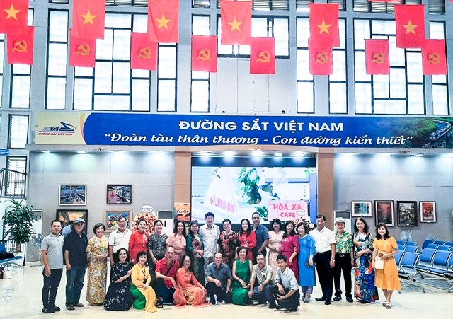 Painters are pictured in the exhibition space. Photo tapchimythuat.vn 435760_5212215161563587_image.png