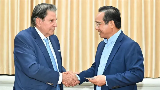 Chairman of the Ho Chi Minh City People’s Committee Nguyen Van Duoc (R) and Mr. Horst Julius Pudwill, Chairman of Techtronic Industries (TTI) (Photo: SGGP/ Viet Dung) z6783923981058-ef16f94ab705c0ebfa806cd28bf5c50e-5680-3055.jpg