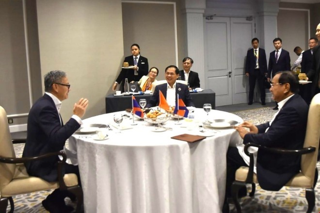 Deputy Prime Minister and Minister of Foreign Affairs Bui Thanh Son (C) has a working breakfast with Cambodian Deputy Prime Minister and Minister of Foreign Affairs and International Cooperation Prak Sokhonn, and Lao Minister of Foreign Affairs Thoongsavan Phomvihan. (Photo: VNA) bui-thanh-son-2.jpg