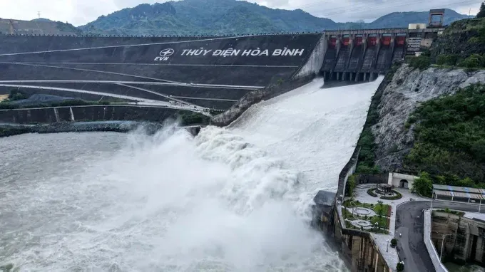 Hoa Binh hydroelectric plant opens its sluice gate to discharge water from 4 p.m. on July 9. img-0264-8305-7553.jpg