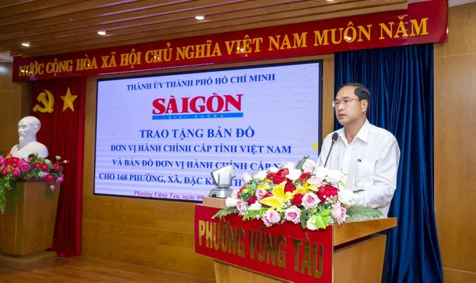 Secretary of the Party Committee and Chairman of the People’s Council of Vung Tau Ward Mr. Nguyen Tan Ban speaks at the ceremony. ong-nguyen-tan-ban-bi-thu-dang-uy-chu-tich-hdnd-phat-bieu-cam-on-bao-sggp-voi-chuong-trinh-tang-ban-do-het-suc-y-nghia-thiet-thuc-823-5350.jpg