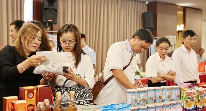 Product showcase at a business networking (Photo: VNA) 144830-hoi-nghi-ket-noi-giao-thuong-tieu-thu-san-pham-giua-cac-tinh-dak-lak-soc-trang-va-tra-vinh.jpg