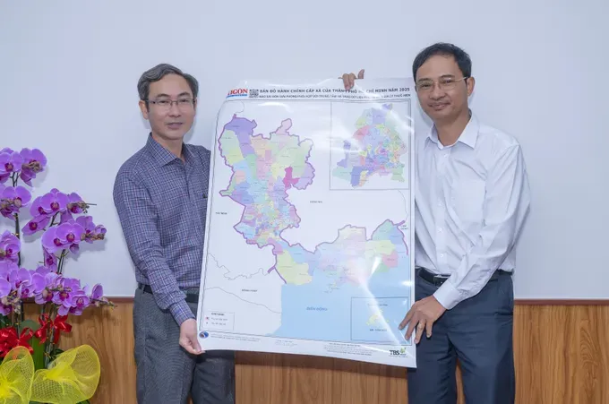 Journalist Tran Van Phong, Head of the Representative Office of Sai Gon Giai Phong Newspaper in the Southeastern region presents the map to the leader of the Party Committee of Phu My Ward, Ho Chi Minh City. 419421d8-83ed-4a5b-9281-b0c84a40ea95-4277-193.jpeg