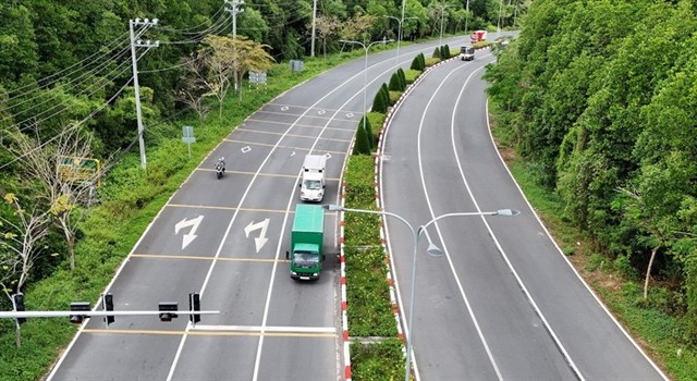 A section of Rung Sac Street in Can Gio Commune. (Photo: VNA) 435489_5211336064711132_0103-duong-xuyen-rung-can-gio-7.jpg