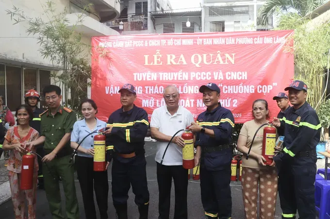The fire prevention and rescue force presents fire extinguishers to residents of 518 Vo Van Kiet apartment building. z6796938287806-ba6eae9ec132d05e2818ca92d67d2abe-6389-3521.jpg