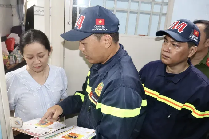 Officers and firefighters conduct a campaign to raise fire safety awareness for each resident at 518 Vo Van Kiet apartment building. z6796938314146-64643cd0f86ff6b93b8931d3fe05bf5e-5538-2100.jpg