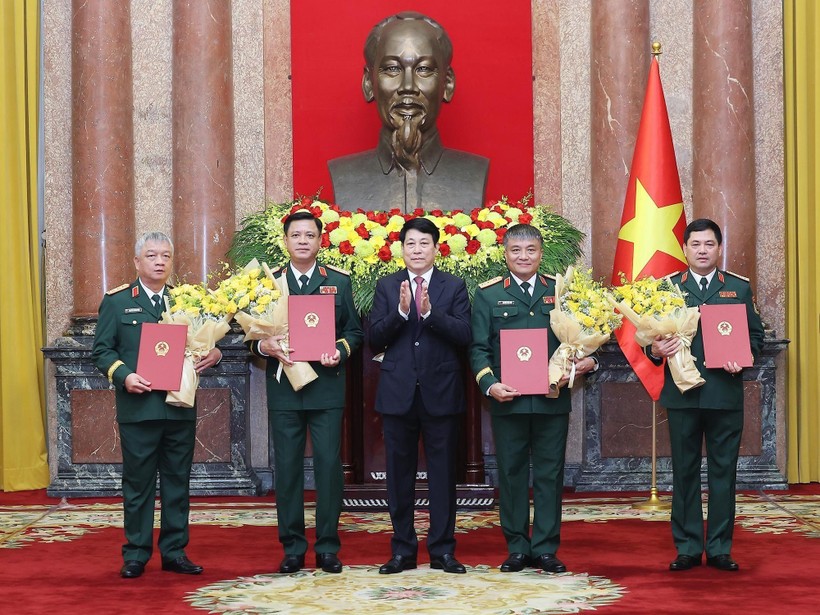State President Luong Cuong (C) hands over the decisions to promote Members of the Party Central Committee and the Central Military Commission, and Deputy Defence Ministers Nguyen Hong Thai, Nguyen Van Hien and Nguyen Truong Thang; and Deputy Chief of the General Staff of the VPA Nguyen Quang Ngoc, from the rank of Lieutenant General to Senior Lieutenant General. (Photo: VNA) cuong1.jpg