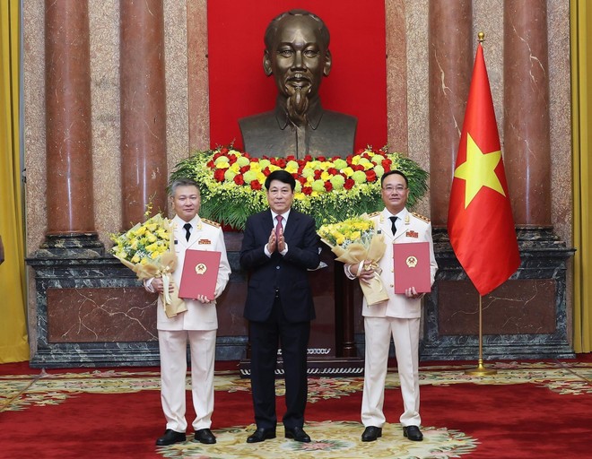 State President Luong Cuong (C) presents the decisions to promote Members of the Standing board of the Central Public Security Party Committee and Deputy Ministers of Public Security Pham The Tung and Nguyen Ngoc Lam, from the rank of Lieutenant General to Senior Lieutenant General. (Photo:VNA) cuong2.jpg