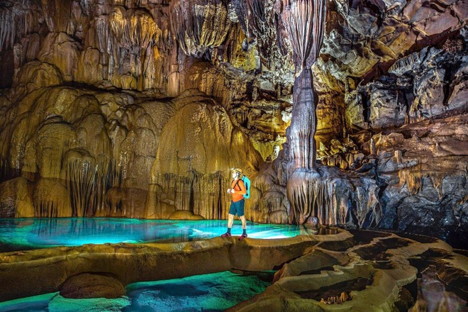 Inside Hung Thong Cave (Phong Nha – Ke Bang National Park, Quang Tri province). (Photo: VNA) vna-potal-trai-nghiem-du-day-qua-ho-sut-ac-mong-tai-quang-binh-7918604.jpg