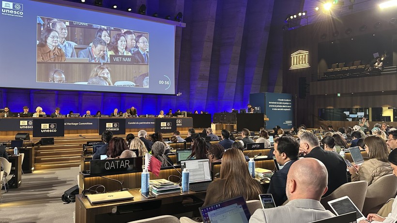 Moment of the World Heritage Committee’s recognition. (Photo: VNA) vna-potal-unesco-mo-rong-ranh-gioi-di-san-thien-nhien-the-gioi-vuon-quoc-gia-phong-nha-ke-bang-8146852-1.jpg