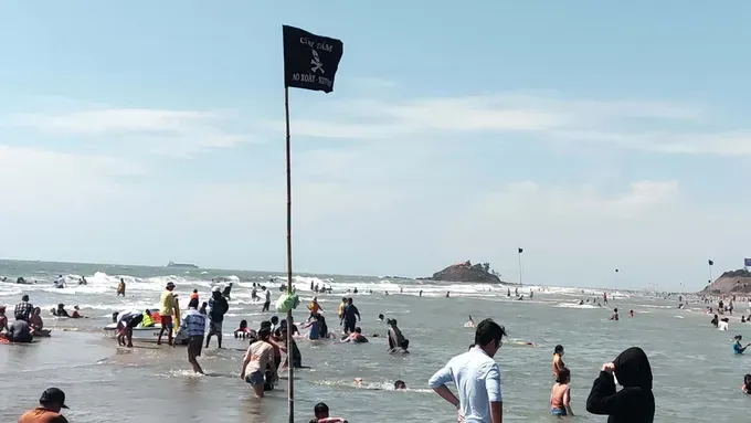 Black flags warn of dangerous zones at Back Beach (Thuy Van Beach), Vung Tau Ward, Ho Chi Minh City. xhh7a_OZGO.jpg