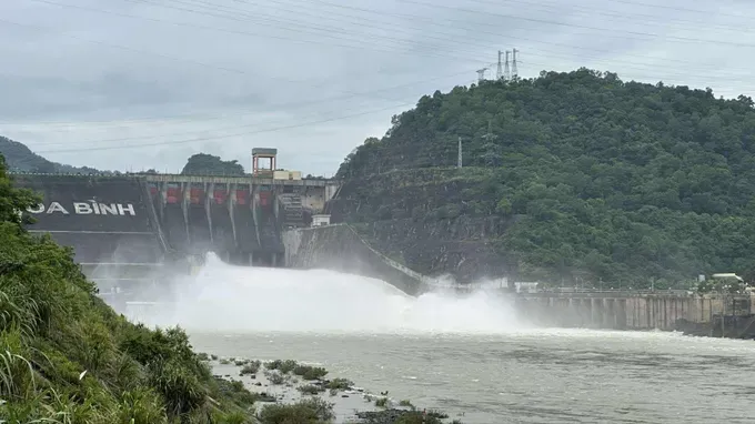 Hoa Binh hydropower reservoir was ordered to open the second bottom discharge gate. 5befe67e2fae64436395dc00619d6a8e-3870-7040.jpeg