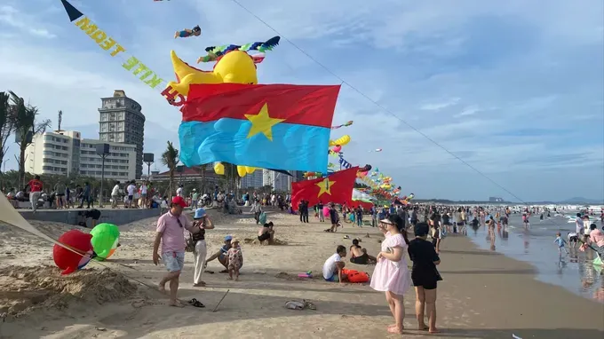 Local and international tourists at Vung Tau beach, HCMC khach-vui-choi-tai-vung-tau-6017-6573.jpg