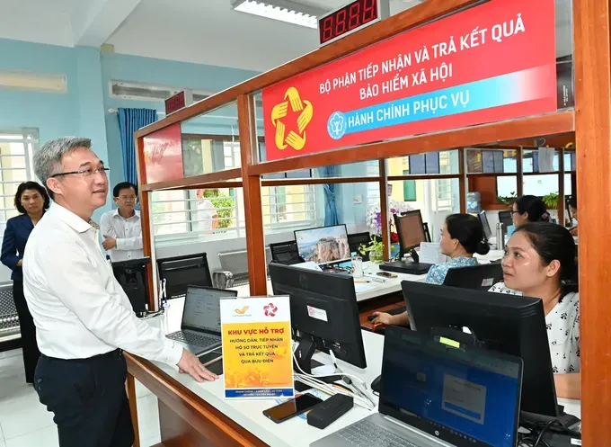 Deputy Secretary of the Ho Chi Minh City Party Committee Dang Minh Thong surveys the Public Administrative Service Center of Binh Khanh Commune. (Photo: SGGP/ Viet Dung) 399353ca734bc5159c5a-5314-5161.jpg