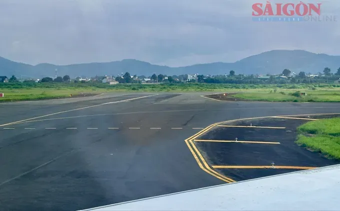 Taxiway at Lien Khuong Airport (Photo: SGGP/ Doan Kien) 7ea335135692e0ccb983-7722-1577.jpg