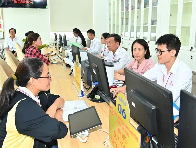 People arrive at the Binh Trung Ward Public Administrative Service Center to do administrative procedures. (Photo: SGGP/ Viet Dung) 17-8-2-2151-7900.jpg