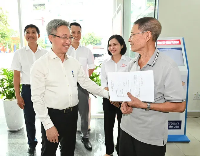 Deputy Secretary of the Ho Chi Minh City Party Committee Dang Minh Thong talks with a resident at the Binh Trung Ward Public Administrative Service Center. (Photo: SGGP/ Viet Dung) 18-7-1-283-7924.jpg