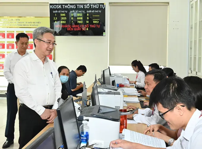 Deputy Secretary of the Ho Chi Minh City Party Committee Dang Minh Thong visits the Binh Trung Ward Public Administration Service Center to grasp the organization and operations of Binh Trung Ward, Ho Chi Minh City. (Photo: SGGP/ Viet Dung) 18-7-3-8695-707.jpg
