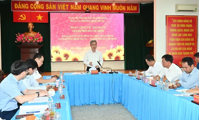 Deputy Secretary of the Ho Chi Minh City Party Committee Dang Minh Thong speaks at the meeting with Binh Trung Ward leaders. (Photo: SGGP/ Viet Dung) 18-7-5-3536-401.jpg