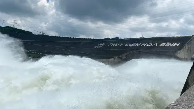 Hoa Binh Hydropower Reservoir continues opening additional spillway gates to prepare for flood discharge regulation. img-0271-2818-6466.jpeg