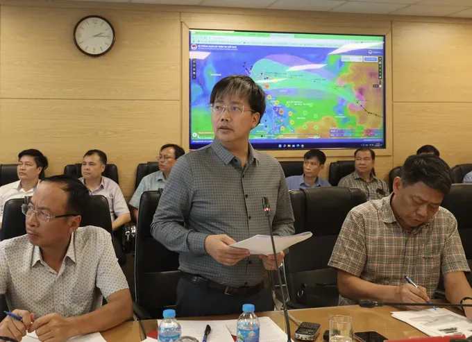 Dr. Mai Van Khiem, Director of the National Center for Hydro-Meteorological Forecasting provides information on storm Wipha during the working session on the afternoon of July 18. img-0483-2200-2707.jpeg