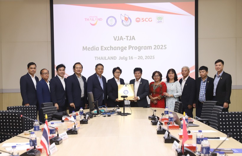 Representatives from the Vietnam Journalists Association and Thai Journalists Association pose for a photo (Photo: VNA) vietnam-thailand.jpg