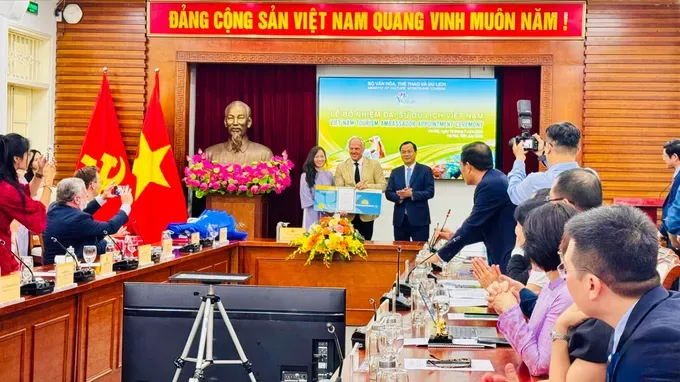 At the appointment ceremony of Vietnam's Tourism Ambassador for the 2025–2030 term z6816517173830-f055539bbfcbf6730788bdf25a9299a9-7650-222.jpg