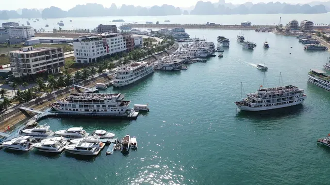 Starting from July 20, Quang Ninh Province has suspended the issuance of departure permits for tourist boats operating in the area of Ha Long Bay. 333-2-3557-3059.jpg