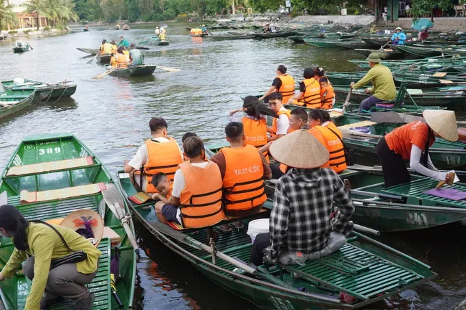 Ninh Binh Provicial Tourism Department rejects rumors of tourists stranded at Tam Coc – Bich Dong tourist area. 7dfca517b2a404fa5db5-6841-5198.jpg