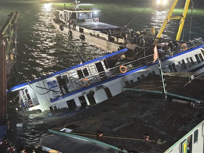 The capsized Vinh Xanh 58 tourist boat is salvaged and towed ashore early July 20 for further investigation. (Photo: VNA) boat.jpg