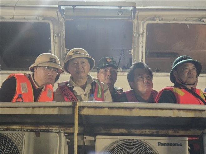 Deputy Prime Minister Tran Hong Ha (second, left) instructs the search and rescue operations. (Photo: VNA) ha.jpg