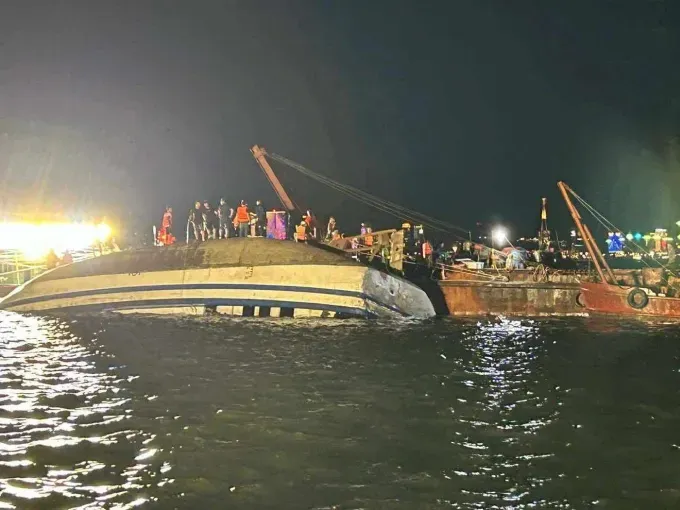 The rescue scene of the capsized tourist boat in Ha Long Bay img-0566-8933-6735.jpeg