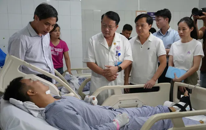 A representative of the Quang Ninh Provincial Department of Health visits a victim. img-20250720-095517-1270-3185.jpg