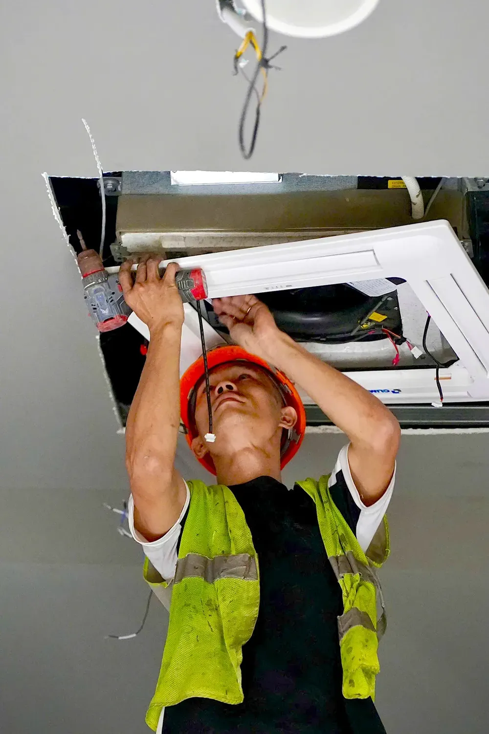 A worker is wrapping up the sound and lighting installation. psa-anh5-6-7787-186.jpg