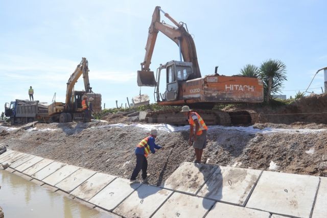 Construction work on an embankment in Khanh Hoa Ppovince. The newly-founded working groups will manage infrastructure construction, promote growth and accelerate disbursement of public investment capital. (Photo: VNA) public-investment-disbursement.jpg