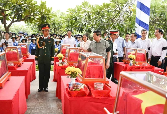 Prime Minister Pham Minh Chinh attends a memorial and burial ceremony in the Mekong Delta province of An Giang on July 21. d6587c1b905d1903404c-4417-7911.jpg