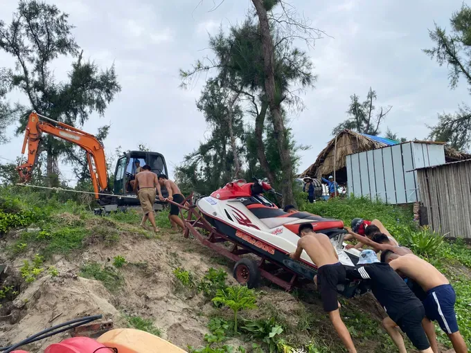 People in Co To urgently move their boats and vehicles to safe zones in preparation for the storm. (Photo: Thu Bau) gen-h-z6825634434532-6d1ec44407979663d043111998dafc8a-9089-5194.jpg
