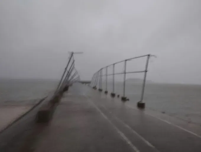 The roof of the Van Don – Quan Lan pier in Quang Ninh Province was blown away by storm-force winds. img-0629-1004-6628.jpeg