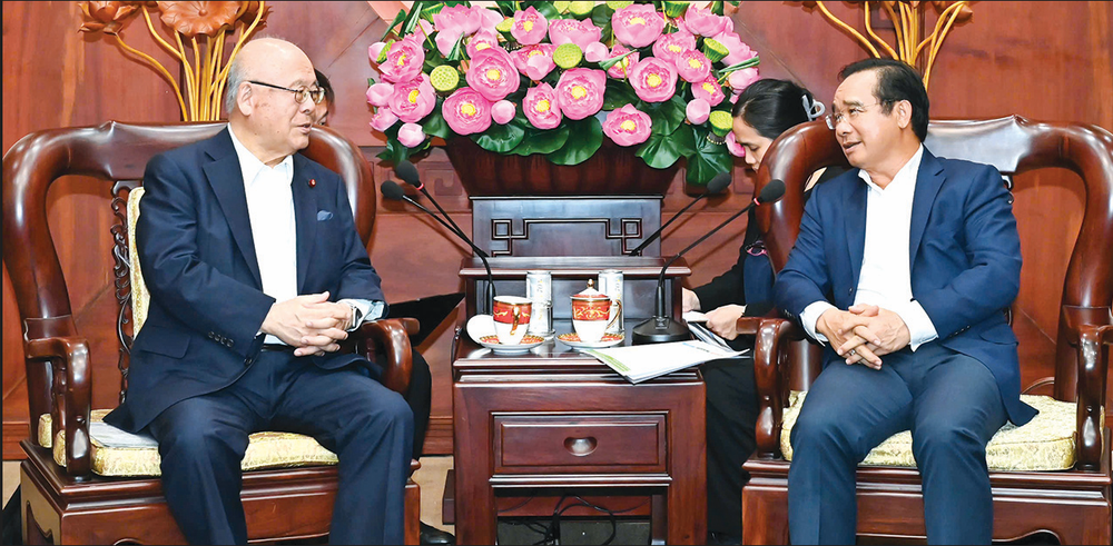Chairman of the Ho Chi Minh City People’s Committee Nguyen Van Duoc (R) receives Mr. Takebe Tsutomu, Special Advisor to the Japan-Vietnam Friendship Parliamentary Alliance. (Photo: SGGP/ Viet Dung) Screenshot (15).png