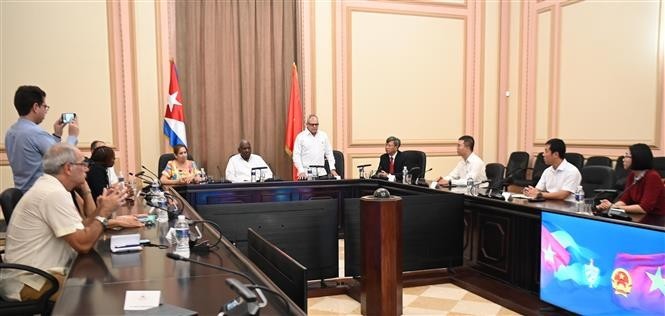 An overview of the handover ceremony of information and technical equipment presented by Vietnam’s legislature to support the installation of a virtual meeting room in Havana. (Photo: VNA) toan-canh.jpg