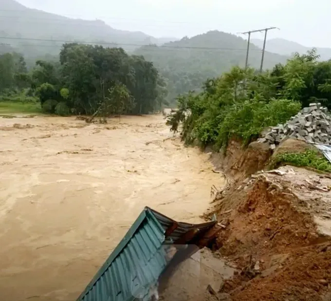 The scene of the flash flood in Nhon Mai Commune, Nghe An Province chu-de-6621-4804.jpg