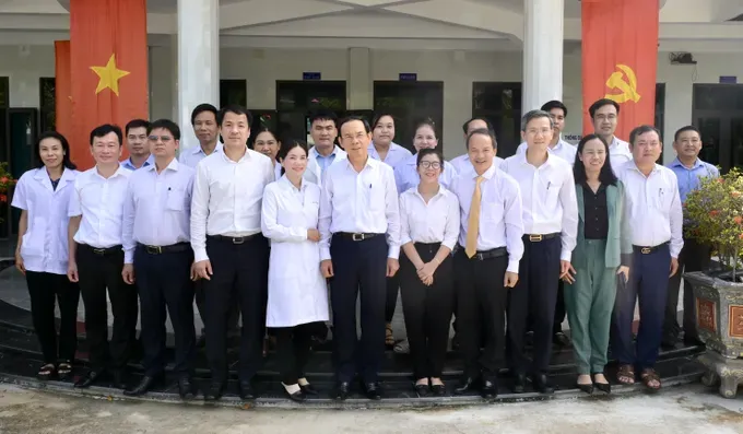 Secretary of the Ho Chi Minh City Party Committee Nguyen Van Nen and the central government delegation take a commemorative photo with the medical staff of the center. (Photo: SGGP/ Van Minh) dsc-5651-443-1867.jpeg